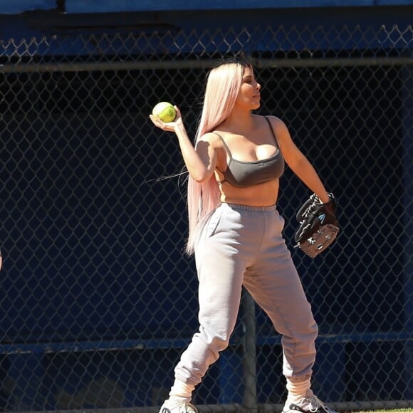 Kim Kardashian participe à un match de softball en famille à Los Angeles, le 6 mars 2018.