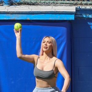 Kim Kardashian participe à un match de softball en famille à Los Angeles, le 6 mars 2018.