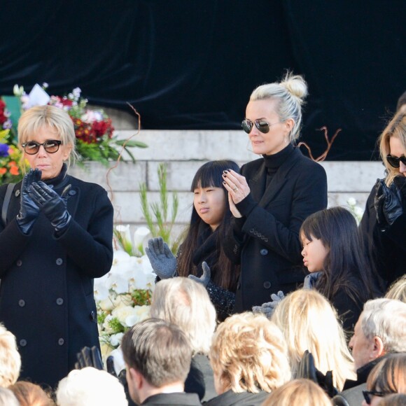 Brigitte Macron, David Hallyday, Laura Smet, Laeticia Hallyday, ses filles Jade et Joy devant l'église de la Madeleine pour les obsèques de Johnny Hallyday à Paris, France, le 9 décembre 2017. © Veeren/Bestimage