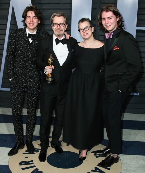 Gary Oldman avec sa femme Gisele Schmidt et ses enfants Charlie Oldman et Gulliver Oldman à la soirée Vanity Fair Oscar au Wallis Annenberg Center à Beverly Hills, le 4 mars 2018