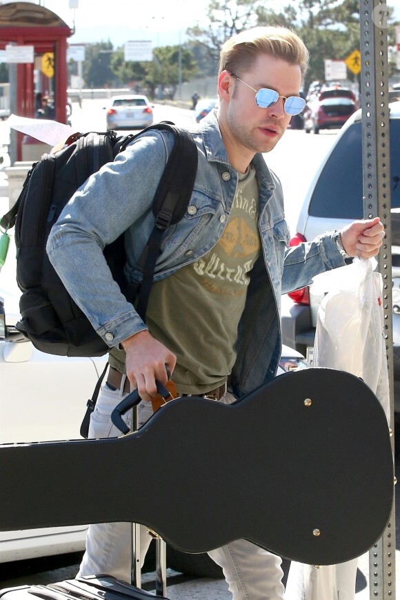 Exclusif - Chord Overstreet à Los Angeles avec des bagages et sa guitare le 19 février 2018.