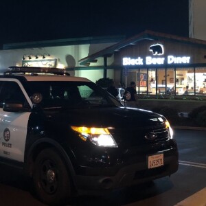 La police escorte Tori Spelling et Dean McDermott à leur voiture après le dîner avec les enfants au Black Bear Diner à Encino, Los Angeles le 9 mars 2018.