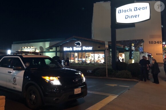 La police escorte Tori Spelling et Dean McDermott à leur voiture après le dîner avec les enfants au Black Bear Diner à Encino, Los Angeles le 9 mars 2018.