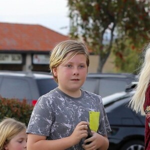 Tori Spelling et Dean McDermott emmènent leurs enfants Liam, Stella, Hattie, Finn et Beau dîner au Black Bear Diner à Encino, à Los Angeles le 9 mars 2018.