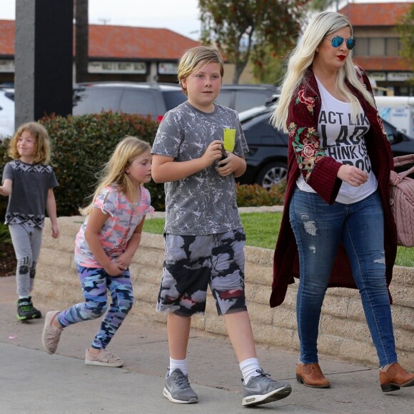 Tori Spelling et Dean McDermott emmènent leurs enfants Liam, Stella, Hattie, Finn et Beau dîner au Black Bear Diner à Encino, à Los Angeles le 9 mars 2018.