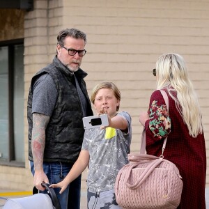 Tori Spelling et Dean McDermott emmènent leurs enfants Liam, Stella, Hattie, Finn et Beau dîner au Black Bear Diner à Encino, à Los Angeles le 9 mars 2018.