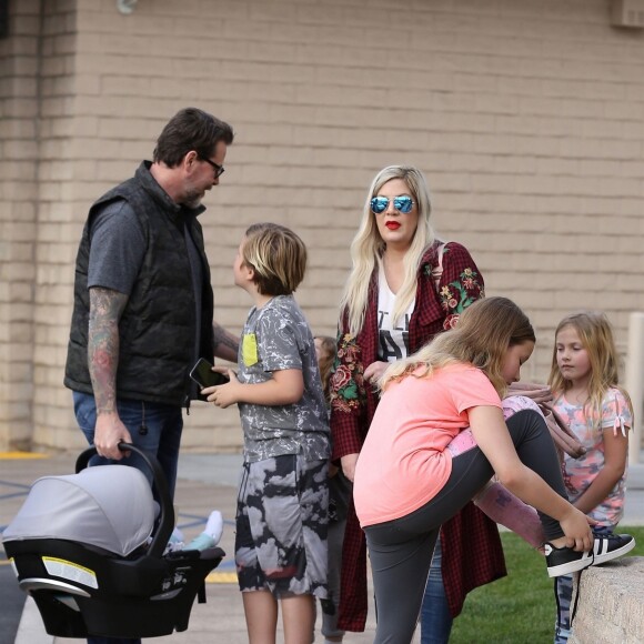 Tori Spelling et Dean McDermott emmènent leurs enfants Liam, Stella, Hattie, Finn et Beau dîner au Black Bear Diner à Encino, à Los Angeles le 9 mars 2018.