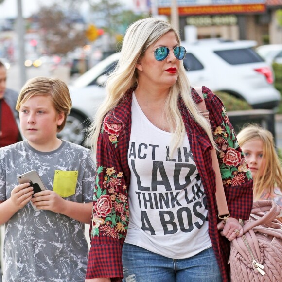 Tori Spelling et Dean McDermott emmènent leurs enfants Liam, Stella, Hattie, Finn et Beau dîner au Black Bear Diner à Encino à Los Angeles le 9 mars 2018.