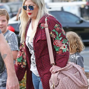 Tori Spelling et Dean McDermott emmènent leurs enfants Liam, Stella, Hattie, Finn et Beau dîner au Black Bear Diner à Encino à Los Angeles le 9 mars 2018.