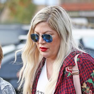 Tori Spelling et Dean McDermott emmènent leurs enfants Liam, Stella, Hattie, Finn et Beau dîner au Black Bear Diner à Encino à Los Angeles le 9 mars 2018.