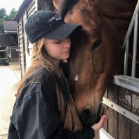 Emma Smet : La fille de David Hallyday se ressource entourée de chevaux