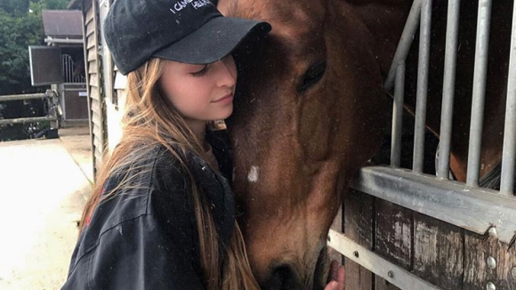 Emma Smet : La fille de David Hallyday se ressource entourée de chevaux