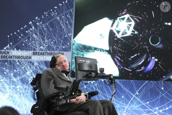 Stephen Hawking présente le projet d'exploration de l'espace "Breakthrough Starshot" à l'observatoire "One World" à New York. Le 12 avril 2016 © Future-Image / Zuma Press / Bestimage