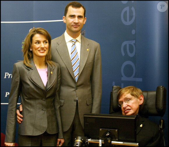 Felipe et Laetizia d'Espagne avec Stephen Hawking au 25e anniversaire des Pinrce of Asturias Awards, en Espagne, en 2005
