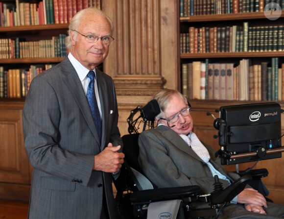 Le roi Carl Gustav de Suède reçoit le physicien Stephen Hawking au Palais le 27 août 2015.