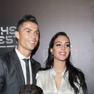 Cristiano Ronaldo (meilleur joueur), son fils Cristiano Jr et sa compagne Georgina Rodriguez enceinte - The Best FIFA Football Awards 2017 au London Palladium à Londres, le 23 octobre 2017. © Pierre Perusseau/Bestimage