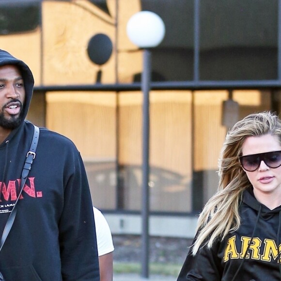 Khloe Kardashian enceinte et son compagnon Tristan Thompson se baladent avec des amis dans les rues de Cleveland, le 1er octobre 2017.