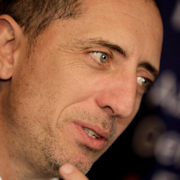 Gad Elmaleh - Le professeur S. Lyonnet, président de l'Institut des maladies génétiques, et le galériste K. Mennour ont organisé la soirée "Heroes for Imagine", une grande vente aux enchères d'oeuvres d'art animée par G. Elmaleh et dirigée par le président de Christie's F. de Ricqlès à l'institut Imagine, dans le XVe arrondissement de Paris. Les fonds récoltés au cours de la soirée vont pouvoir financer la recherche médicale au sein d'Imagine, "un institut qui allie au même endroit les enfants malades, leurs familles, les chercheurs et les médecins", explique S. Lyonnet. Paris, le 12 Février 2018. © Dominique Jacovides/Bestimage