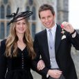 Eddie Redmayne reçoit la médaille d'Officier dans l'ordre de l'Empire britannique pose avec sa femme Hannah Bagshawe à Windsor, Royaume Uni, le 2 décembre 2016.
