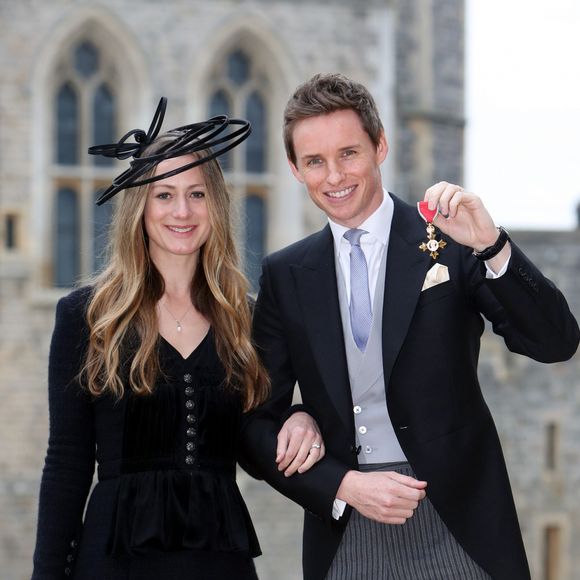 Eddie Redmayne reçoit la médaille d'Officier dans l'ordre de l'Empire britannique pose avec sa femme Hannah Bagshawe à Windsor, Royaume Uni, le 2 décembre 2016.