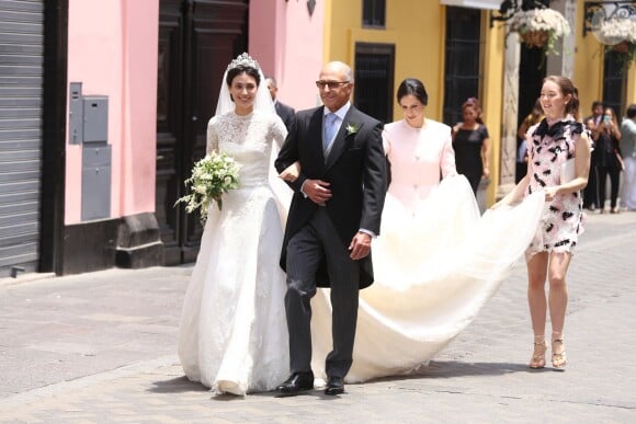 Alessandra de Osma, dans une robe de mariée conçue par Jorge Vazquez, au bras de son père Felipe de Osma Berckmeyer le 16 mars 2018 lors de son mariage avec le prince Christian de Hanovre à Lima au Pérou.