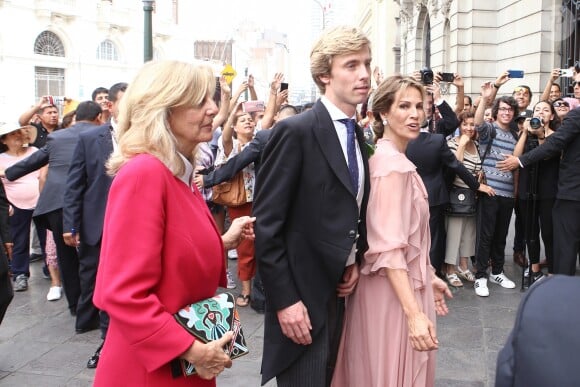 Le prince Christian de Hanovre entre sa mère Chantal Hochuli et as belle-mère Elizabeth Foy Vasquez le 16 mars 2018 lors de son mariage avec Alessandra de Osma à Lima au Pérou.