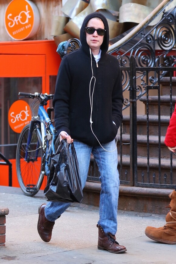 Macaulay Culkin va s'acheter des cigarettes à New York le 18 janvier 2018.