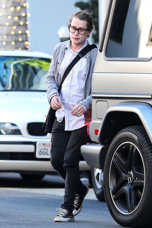 Exclusif - Macaulay Culkin et sa compagne Brenda Song ont été déjeuner dans le restaurant Joe's Coffee Shop à Los Angeles, le 19 décembre 2017.