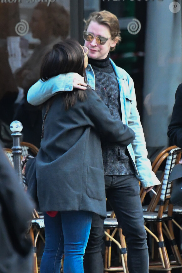 Exclusif - Macaulay Culkin et sa compagne Brenda Song et Seth Green et sa femme Clare Grant se promènent dans les rues de Paris, le 24 novembre 2017.