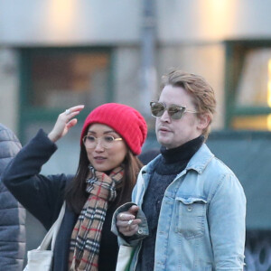 Exclusif - Macaulay Culkin et sa compagne Brenda Song se promènent dans les rues de Paris, le 24 novembre 2017. Ils ont été rejoints par Paris Jackson.