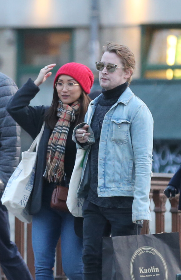 Exclusif - Macaulay Culkin et sa compagne Brenda Song se promènent dans les rues de Paris, le 24 novembre 2017. Ils ont été rejoints par Paris Jackson.