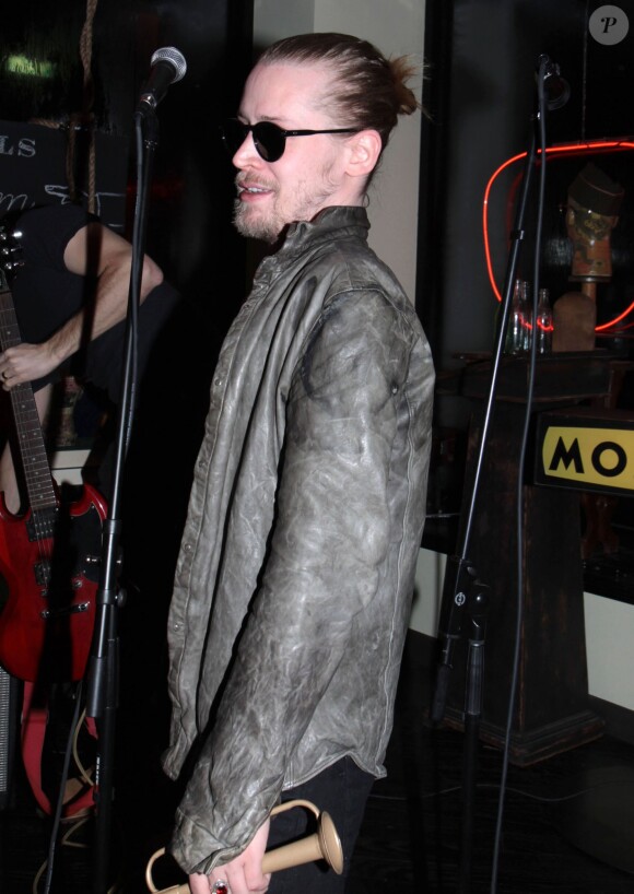 Macaulay Culkin est en concert avec son nouveau groupe "Pizza Underground" au magasin "Moscot Eyeglass" a New York. Le 23 janvier 2014