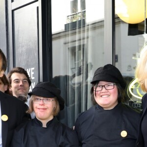 Tristan Bromet, chef de cabinet, Nicolas Hulot, ministre de la transition écologique et solidaire, la première dame Brigitte Macron, Sophie Cluzel, secrétaire d'État chargée des Personnes handicapées lors de la visite du restaurant "Joyeux, servi avec le coeur" à Paris tenu par 25 serveurs et cuisiniers en situation de handicap mental ou cognitif le 21 mars 2018 qui est aussi la journée mondiale de la trisomie 21. © Sébastien Valiela / Bestimage