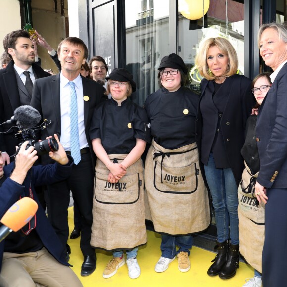 Tristan Bromet, chef de cabinet, Nicolas Hulot, ministre de la transition écologique et solidaire, la première dame Brigitte Macron, Sophie Cluzel, secrétaire d'État chargée des Personnes handicapées lors de la visite du restaurant "Joyeux, servi avec le coeur" à Paris tenu par 25 serveurs et cuisiniers en situation de handicap mental ou cognitif le 21 mars 2018 qui est aussi la journée mondiale de la trisomie 21. © Sébastien Valiela / Bestimage