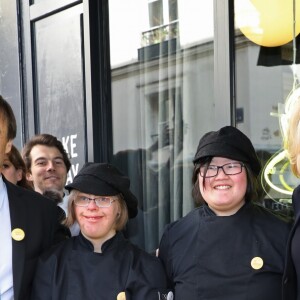 Tristan Bromet, chef de cabinet, Nicolas Hulot, ministre de la transition écologique et solidaire, la première dame Brigitte Macron, Sophie Cluzel, secrétaire d'État chargée des Personnes handicapées, Yann Bucaille Lanrezac lors de la visite du restaurant "Joyeux, servi avec le coeur" à Paris tenu par 25 serveurs et cuisiniers en situation de handicap mental ou cognitif le 21 mars 2018 qui est aussi la journée mondiale de la trisomie 21. © Sébastien Valiela / Bestimage