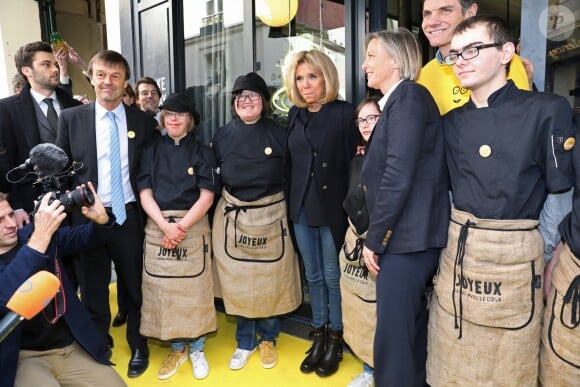 Tristan Bromet, chef de cabinet, Nicolas Hulot, ministre de la transition écologique et solidaire, la première dame Brigitte Macron, Sophie Cluzel, secrétaire d'État chargée des Personnes handicapées, Yann Bucaille Lanrezac lors de la visite du restaurant "Joyeux, servi avec le coeur" à Paris tenu par 25 serveurs et cuisiniers en situation de handicap mental ou cognitif le 21 mars 2018 qui est aussi la journée mondiale de la trisomie 21. © Sébastien Valiela / Bestimage