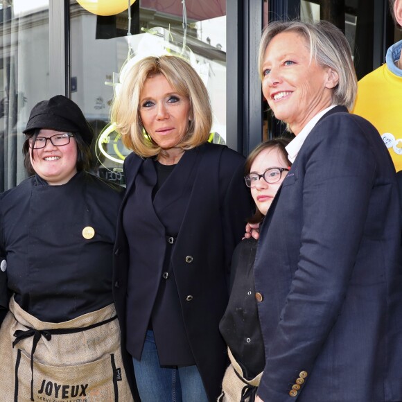 La première dame Brigitte Macron, Sophie Cluzel, secrétaire d'État chargée des Personnes handicapées lors de la visite du restaurant "Joyeux, servi avec le coeur" à Paris tenu par 25 serveurs et cuisiniers en situation de handicap mental ou cognitif le 21 mars 2018 qui est aussi la journée mondiale de la trisomie 21. © Sébastien Valiela / Bestimage