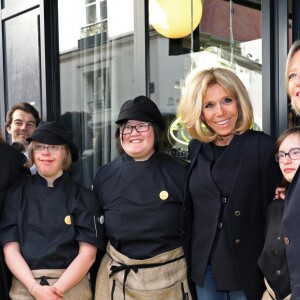 Tristan Bromet, chef de cabinet, Nicolas Hulot, ministre de la transition écologique et solidaire, Sophie Cluzel, secrétaire d'État chargée des Personnes handicapées, la première dame Brigitte Macron, Yann Bucaille Lanrezac lors de la visite du restaurant "Joyeux, servi avec le coeur" à Paris tenu par 25 serveurs et cuisiniers en situation de handicap mental ou cognitif le 21 mars 2018 qui est aussi la journée mondiale de la trisomie 21. © Sébastien Valiela / Bestimage