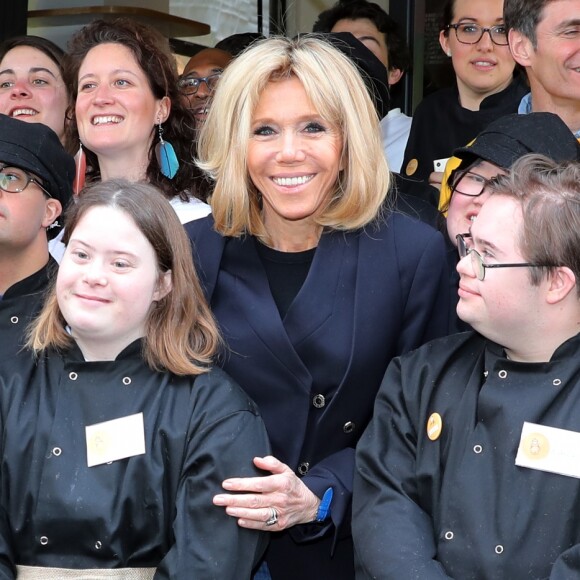 Sophie Cluzel, secrétaire d'État chargée des Personnes handicapées, la première dame Brigitte Macron, Yann Bucaille Lanrezac lors de la visite du restaurant "Joyeux, servi avec le coeur" à Paris tenu par 25 serveurs et cuisiniers en situation de handicap mental ou cognitif le 21 mars 2018 qui est aussi la journée mondiale de la trisomie 21. © Sébastien Valiela / Bestimage