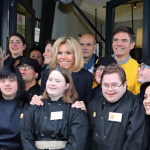 Nicolas Hulot, ministre de la transition écologique et solidaire, Sophie Cluzel, secrétaire d'État chargée des Personnes handicapées, la première dame Brigitte Macron, Yann Bucaille Lanrezac lors de la visite du restaurant "Joyeux, servi avec le coeur" à Paris tenu par 25 serveurs et cuisiniers en situation de handicap mental ou cognitif le 21 mars 2018 qui est aussi la journée mondiale de la trisomie 21. © Sébastien Valiela / Bestimage