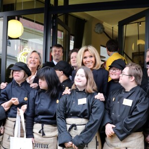 Sophie Cluzel, secrétaire d'État chargée des Personnes handicapées, Nicolas Hulot, ministre de la transition écologique et solidaire, la première dame Brigitte Macron lors de la visite du restaurant "Joyeux, servi avec le coeur" à Paris tenu par 25 serveurs et cuisiniers en situation de handicap mental ou cognitif le 21 mars 2018 qui est aussi la journée mondiale de la trisomie 21. © Sébastien Valiela / Bestimage