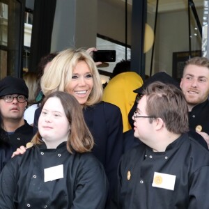 Sophie Cluzel, secrétaire d'État chargée des Personnes handicapées, la première dame Brigitte Macron lors de la visite du restaurant "Joyeux, servi avec le coeur" à Paris tenu par 25 serveurs et cuisiniers en situation de handicap mental ou cognitif le 21 mars 2018 qui est aussi la journée mondiale de la trisomie 21. © Sébastien Valiela / Bestimage