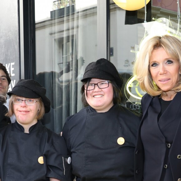 Nicolas Hulot, ministre de la transition écologique et solidaire, la première dame Brigitte Macron, Sophie Cluzel, secrétaire d'État chargée des Personnes handicapées lors de la visite du restaurant "Joyeux, servi avec le coeur" à Paris tenu par 25 serveurs et cuisiniers en situation de handicap mental ou cognitif le 21 mars 2018 qui est aussi la journée mondiale de la trisomie 21. © Sébastien Valiela / Bestimage