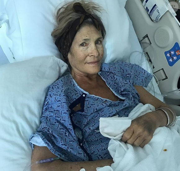 Dana, la mère de Colton Haynes, sur son lit d'hôpital, quelques jours avant sa mort.