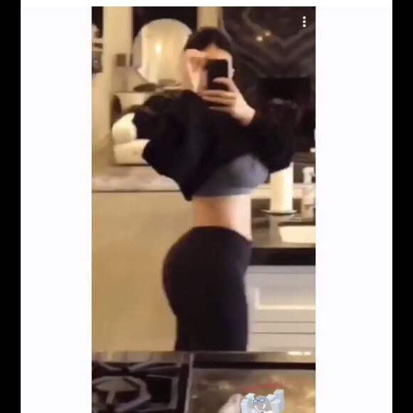 Kylie Jenner exhibe son ventre plat sur Snapchat, sept semaines après son accouchement. Mars 2018.