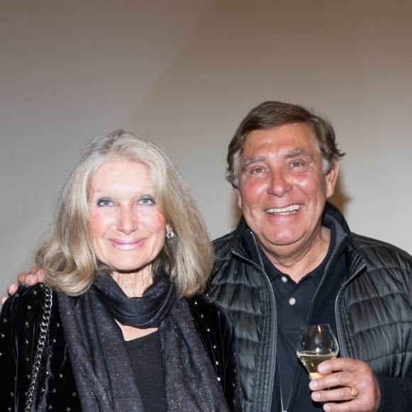 Jean-Pierre Foucault et sa compagne Evelyn Jarre lors du gala de la Chaine de l'espoir au théâtre de la Tour Eiffel à Paris, France, le 26 mars 2018. Les recettes collectées (les bénéfices de la soirée) seront reversées à l'association La Chaîne de l'Espoir pour redonner vie et sourire à des enfants malades du bout du monde. © Cyril Moreau/Bestimage