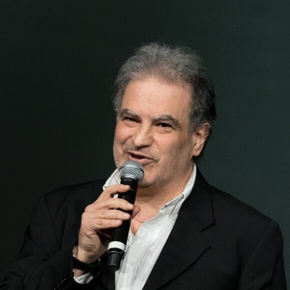 Raphaël Mezrahi lors du gala de la Chaine de l'espoir au théâtre de la Tour Eiffel à Paris, France, le 26 mars 2018. Les recettes collectées (les bénéfices de la soirée) seront reversées à l'association La Chaîne de l'Espoir pour redonner vie et sourire à des enfants malades du bout du monde. © Cyril Moreau/Bestimage