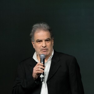 Raphaël Mezrahi lors du gala de la Chaine de l'espoir au théâtre de la Tour Eiffel à Paris, France, le 26 mars 2018. Les recettes collectées (les bénéfices de la soirée) seront reversées à l'association La Chaîne de l'Espoir pour redonner vie et sourire à des enfants malades du bout du monde. © Cyril Moreau/Bestimage