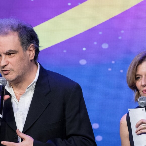 Raphaël Mezrahi et Wendy Bouchard lors du gala de la Chaine de l'espoir au théâtre de la Tour Eiffel à Paris, France, le 26 mars 2018. Les recettes collectées (les bénéfices de la soirée) seront reversées à l'association La Chaîne de l'Espoir pour redonner vie et sourire à des enfants malades du bout du monde. © Cyril Moreau/Bestimage