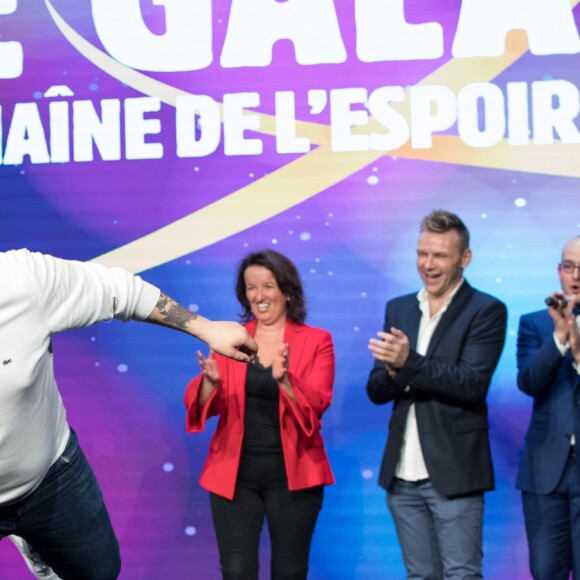 Artus (Victor Artus Solaro), Anne Roumanoff, Jeanfi Janssens (Jean-Philippe Janssens), Mathieu Becquerelle et Nicolas Gabet du groupe Opus Jam lors du gala de la Chaine de l'espoir au théâtre de la Tour Eiffel à Paris, France, le 26 mars 2018. Les recettes collectées (les bénéfices de la soirée) seront reversées à l'association La Chaîne de l'Espoir pour redonner vie et sourire à des enfants malades du bout du monde. © Cyril Moreau/Bestimage